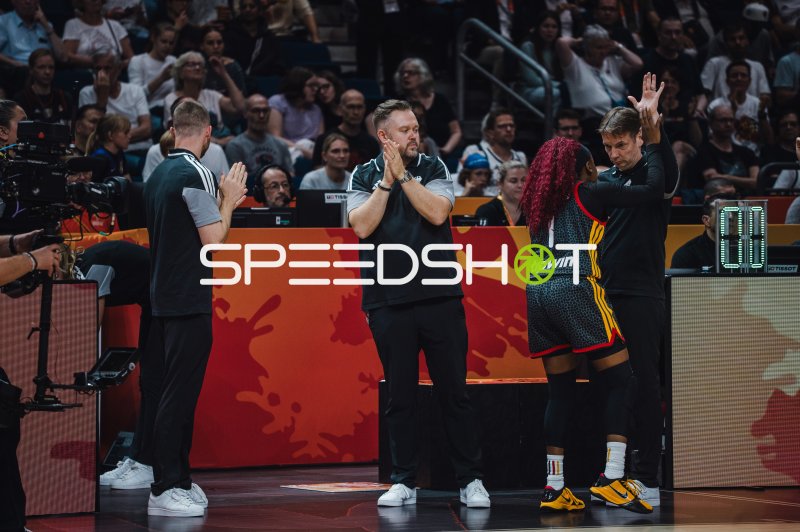 Deutschland-Spielerin und Trainer an der Seitenlinie in der Uber Arena