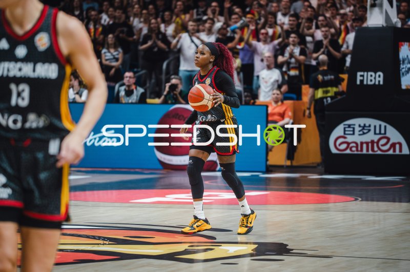 Deutschland-Spielerin mit Ball im FIBA-Spiel in der Uber Arena Berlin