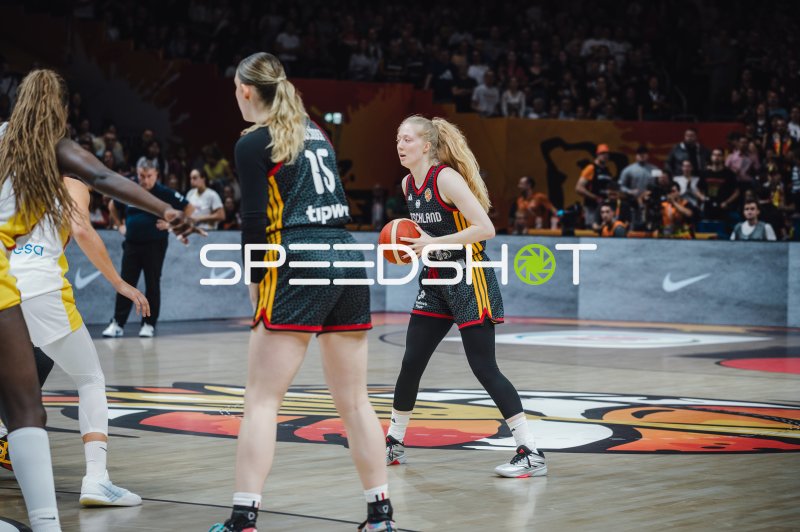 Luisa Geiselsöder (#15; Deutschland) und Mitspielerin im Spielaufbau gegen Spain