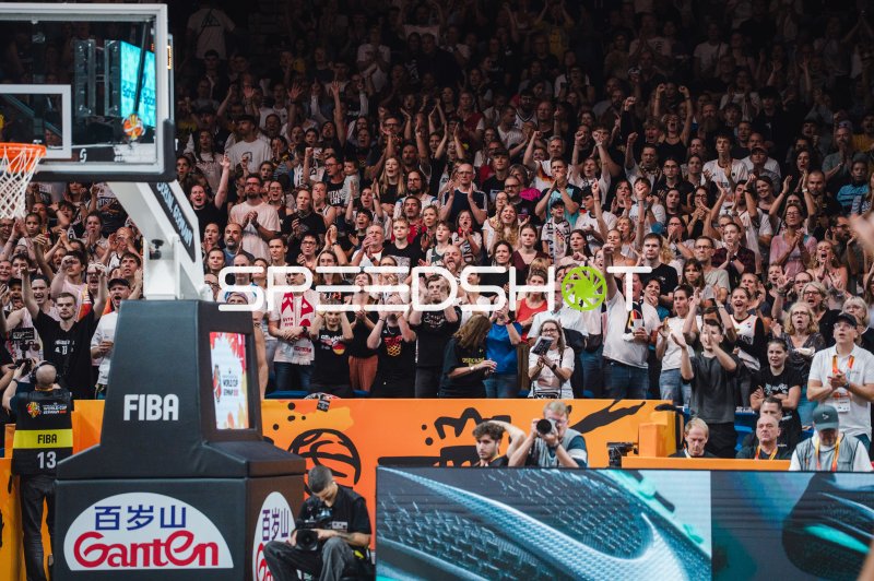 Begeisterte Fans in der Uber Arena beim FIBA World Cup