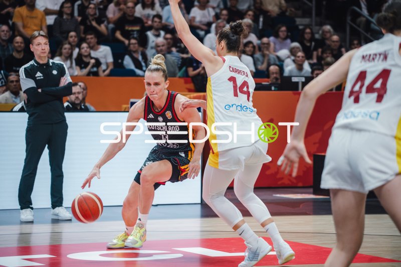 Leonie Fiebich (#13; Deutschland) im Dribbling gegen Raquel Carrera (#14; Spain)