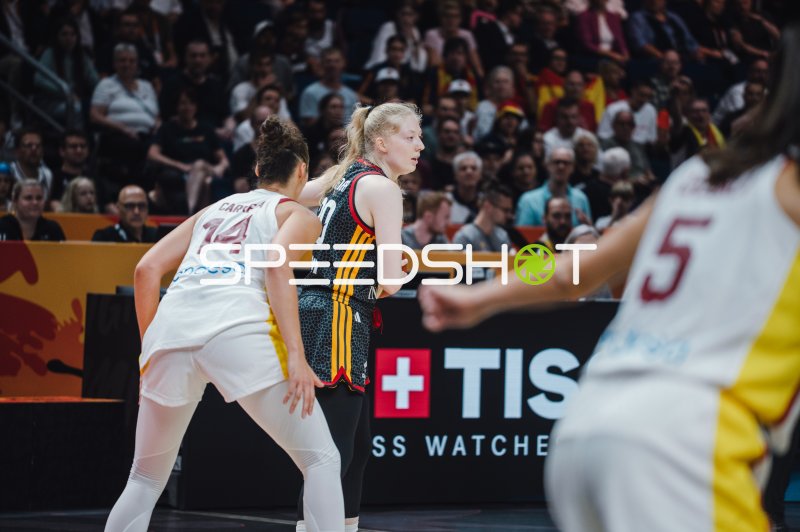 Raquel Carrera (#14; Spain) im Zweikampf gegen Deutschland