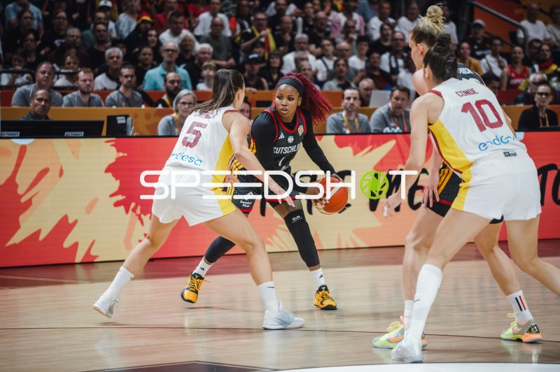 Alexis Peterson (#1; Deutschland) im Zweikampf gegen Spanien