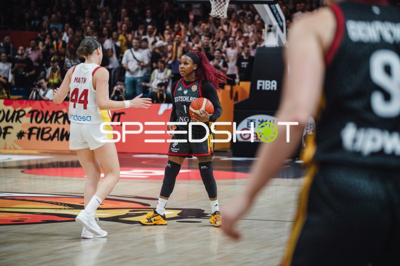 Alexis Peterson (#1; Deutschland) im Spielaufbau gegen Iyana Martin (#44; Spain)