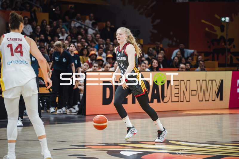 Frieda Bühner (#20; Deutschland) dribbelt gegen Raquel Carrera (#14; Spain)