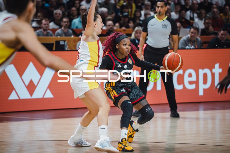 Alexis Peterson (#1; Deutschland) dribbelt gegen Spanien-Verteidigerin