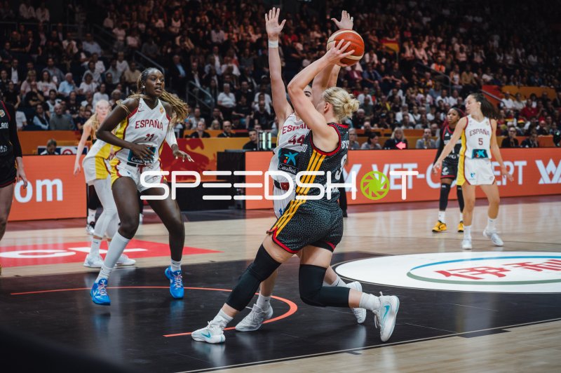 Iyana Martin (#44; Spain) blockt deutschen Angriff in der Uber Arena