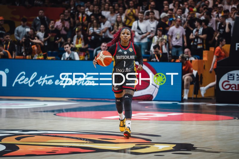 Alexis Peterson (#1; Deutschland) dribbelt durch die Uber Arena