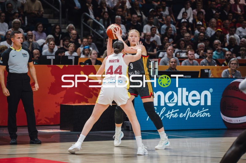 Emma Eichmeyer (#9; Deutschland) im Zweikampf gegen Iyana Martin (#44; Spain)