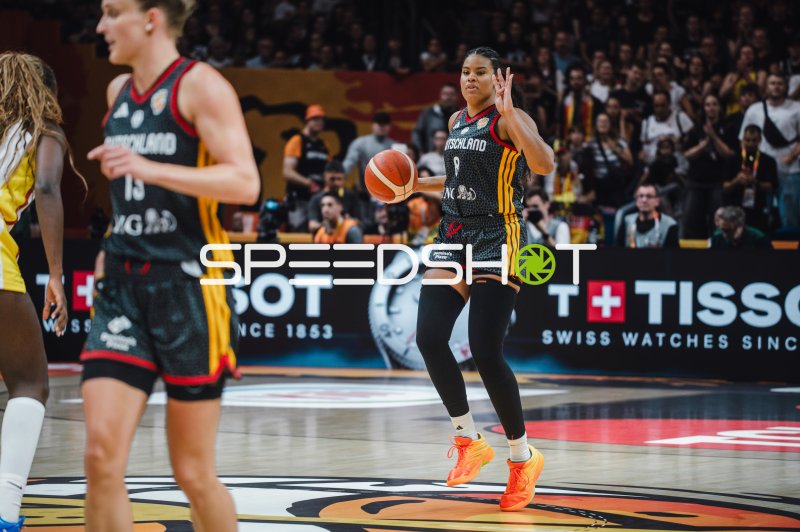 Nyara Sabally (#8; Deutschland) mit Ball bei Spielaufbau