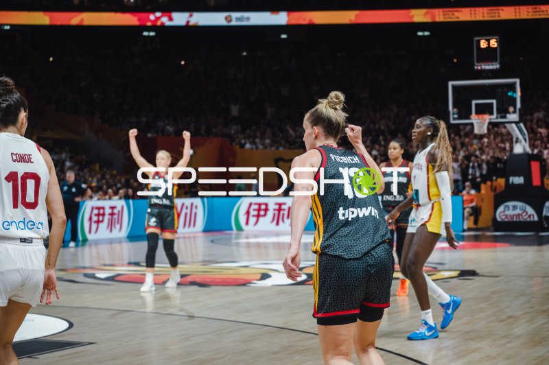 Leonie Fiebich (#13; Deutschland) jubelt in der Uber Arena Berlin