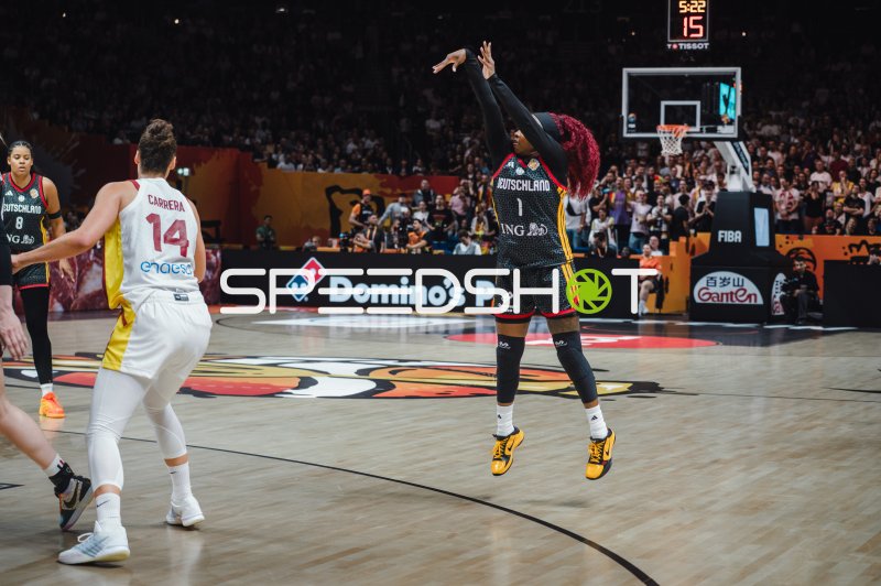 Alexis Peterson (#1; Deutschland) beim Sprungwurf gegen Spanien