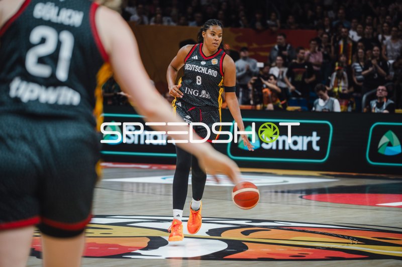 Nyara Sabally (#8; Deutschland) beim Dribbling in der Uber Arena