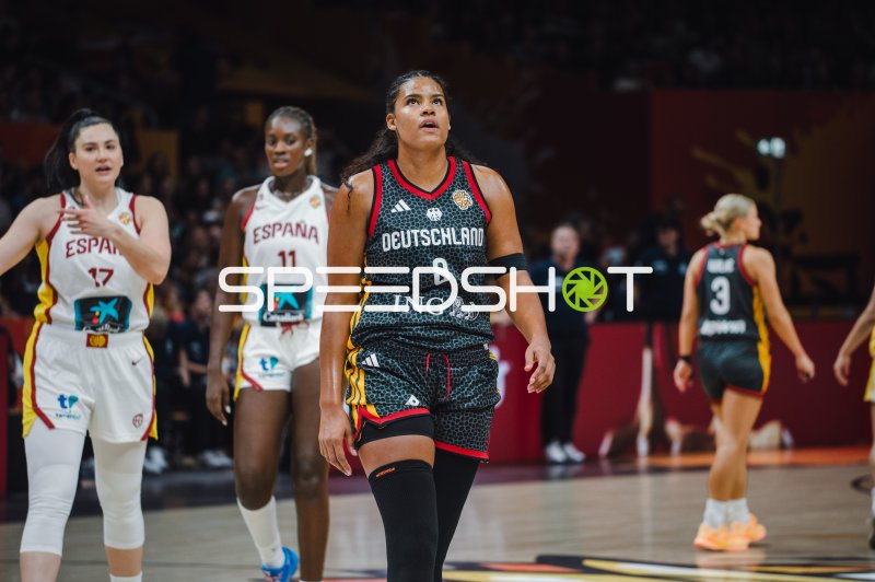 Nyara Sabally (#8; Deutschland) im Fokus gegen Spain