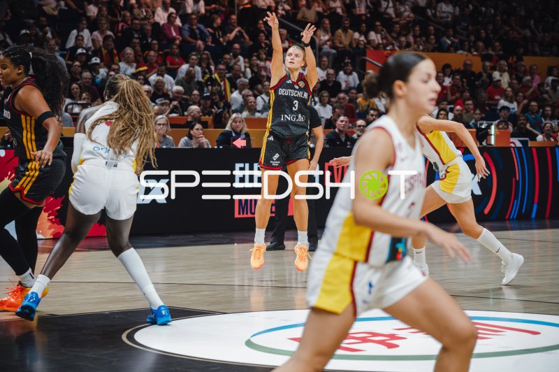 Alexandra Wilke (#3; Deutschland) beim Sprungwurf gegen Spanien