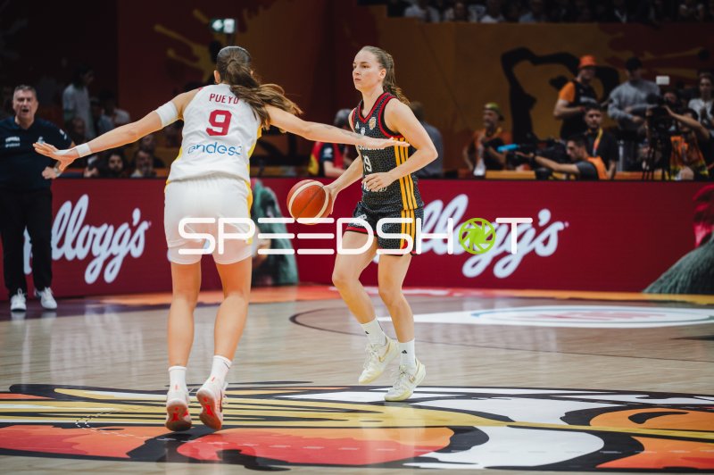 Helena Pueyo (#9; Spain) im Zweikampf gegen Deutschland