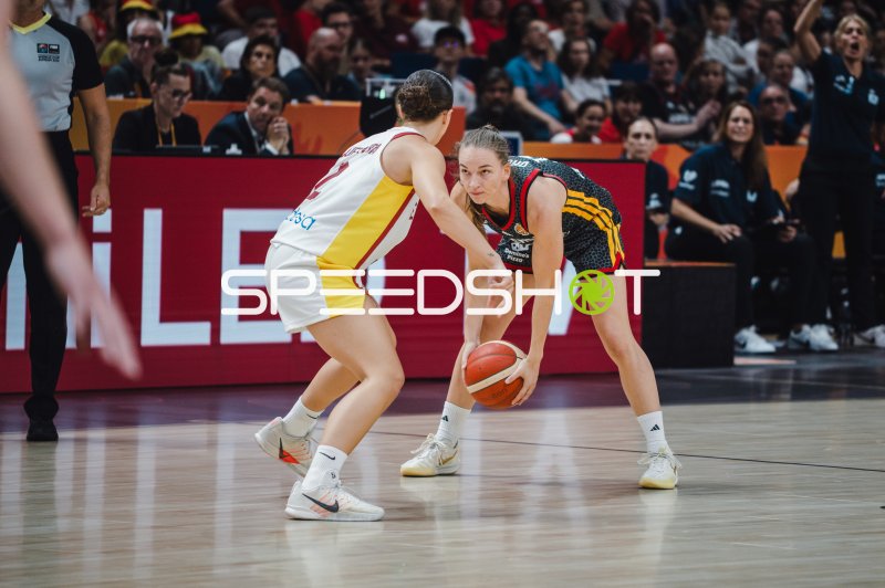 Deutschland-Spielerin im Ballführungs-Duell gegen Spain bei der FIBA Women's World Cup Qualifikation