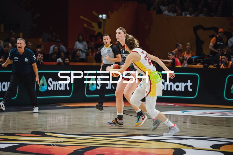 Deutschland-Spielerin im Zweikampf gegen Spanien in der Uber Arena