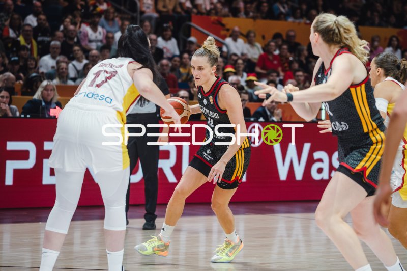 Deutschland im Ballbesitz gegen Spain in der Uber Arena Berlin