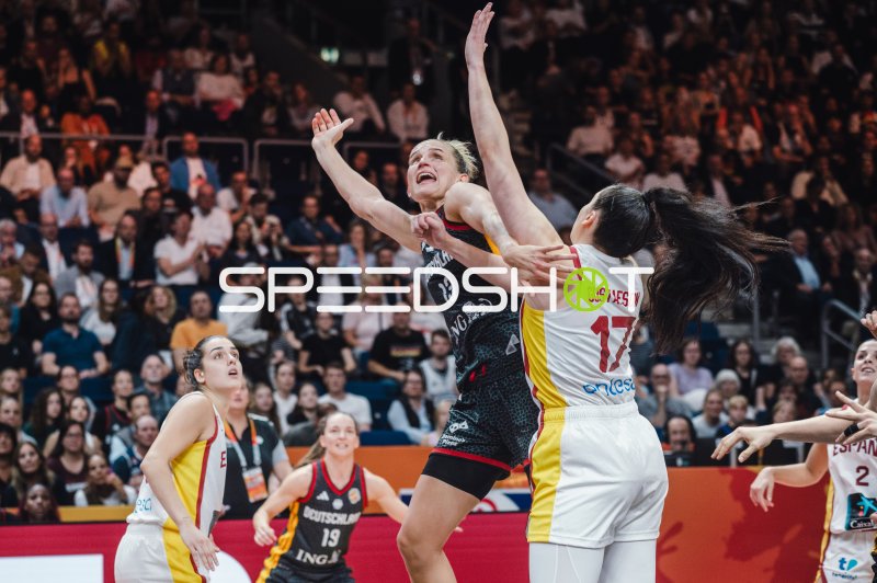 Leonie Fiebich (#13; Deutschland) im Zweikampf gegen Megan Gustafson (#17; Spain)