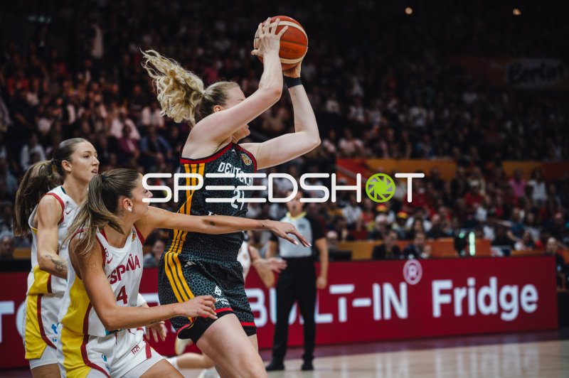 Marie Gülich (#21; Deutschland) im Zweikampf gegen Spanien