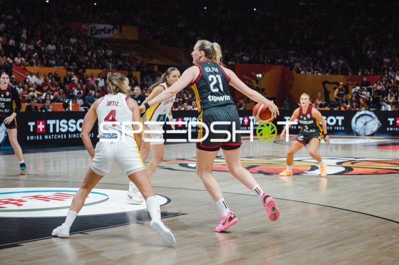 Marie Gülich (#21; Deutschland) im Zweikampf gegen Mariona Ortiz (#4; Spain)