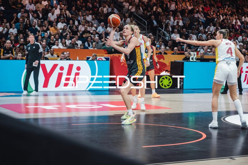 Deutschland-Spielerin beim Korbwurf gegen Helena Pueyo (#9; Spain)