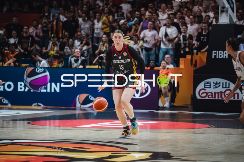 Luisa Geiselsöder (#15; Deutschland) beim Dribbling gegen Spanien