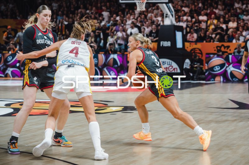 Alexandra Wilke (#3; Deutschland) dribbelt gegen Mariona Ortiz (#4; Spain)