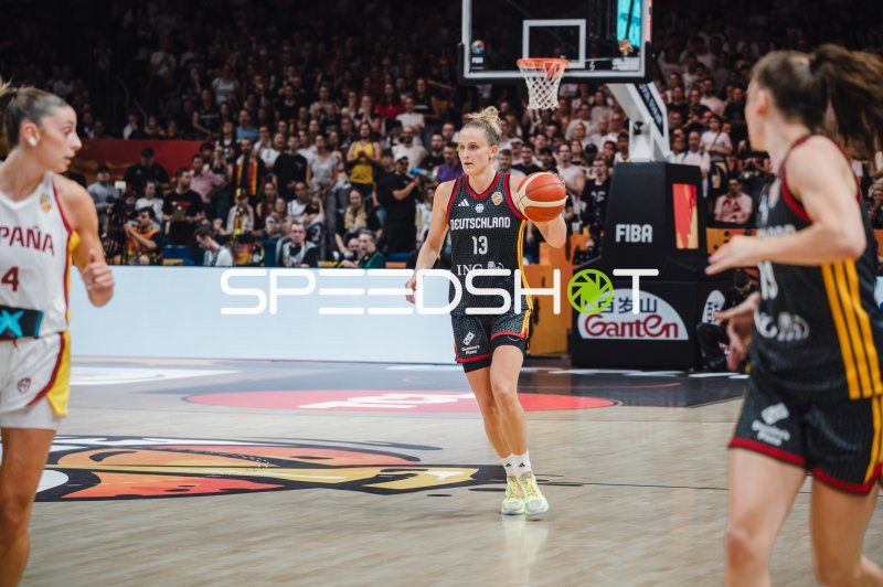 Leonie Fiebich (#13; Deutschland) mit Ball im Spielaufbau gegen Spanien
