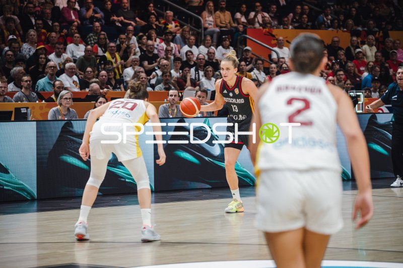 Leonie Fiebich (#13; Deutschland) mit Ball gegen Spain