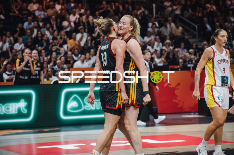 Leonie Fiebich (#13; Deutschland) und Marie Gülich (#21; Deutschland) feiern gemeinsam