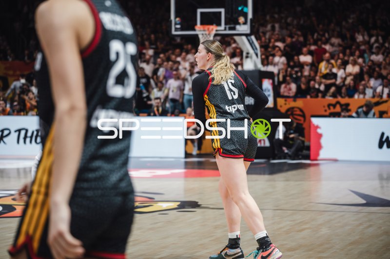 Luisa Geiselsöder (#15; Deutschland) im Spielgeschehen gegen Spanien