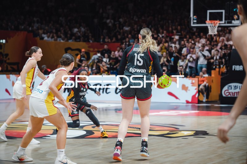 Luisa Geiselsöder (#15; Deutschland) mit Ball gegen Spanien