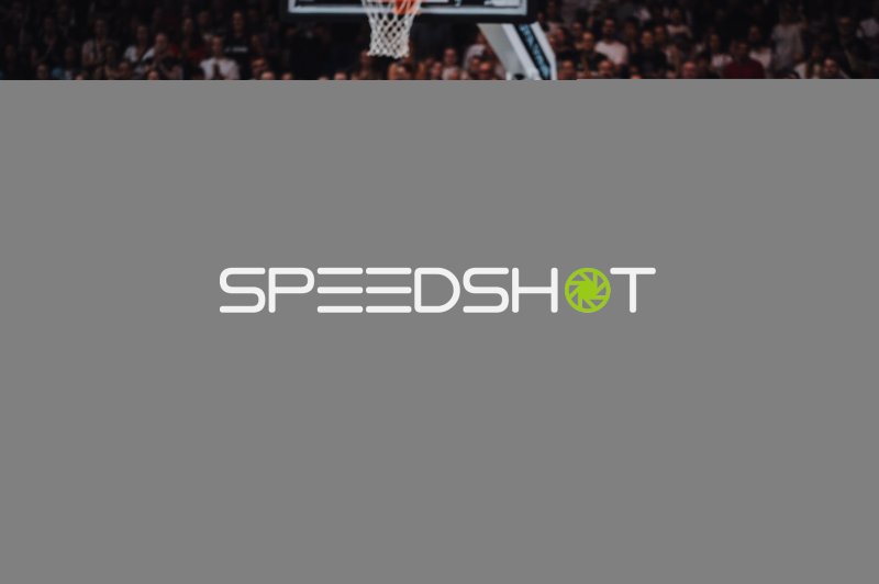 Basketballkorb in der Uber Arena Berlin vor vollem Publikum