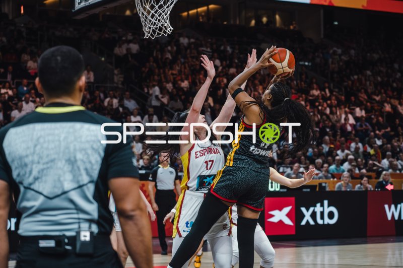 Nyara Sabally (#8; Deutschland) zieht zum Korb gegen Megan Gustafson (#17; Spain)