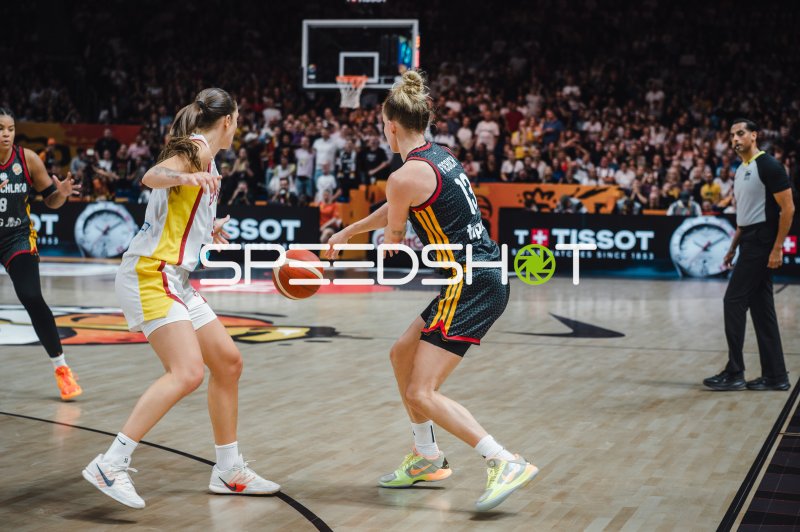 Leonie Fiebich (#13; Deutschland) im Zweikampf gegen Spain