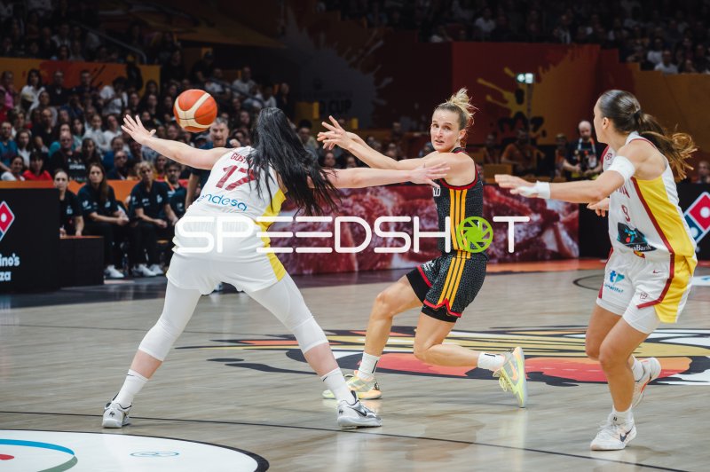 Megan Gustafson (#17; Spain) im Zweikampf gegen Deutschland-Spielerin