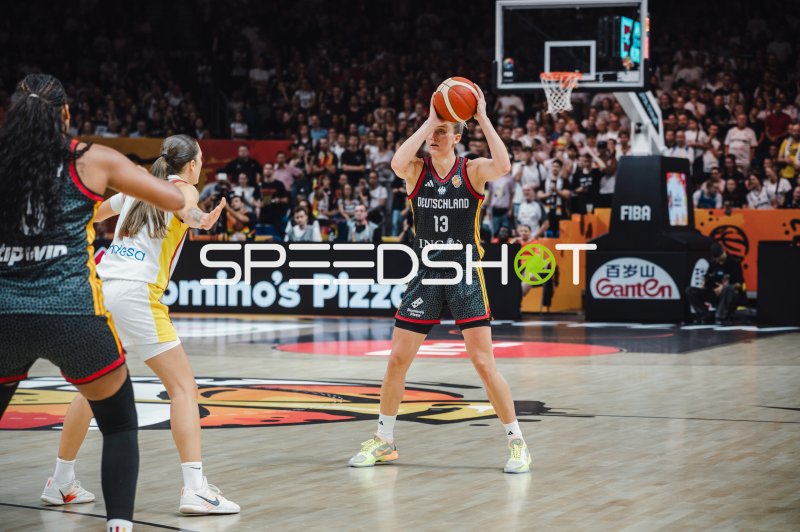 Leonie Fiebich (#13; Deutschland) mit Ball gegen Spanien