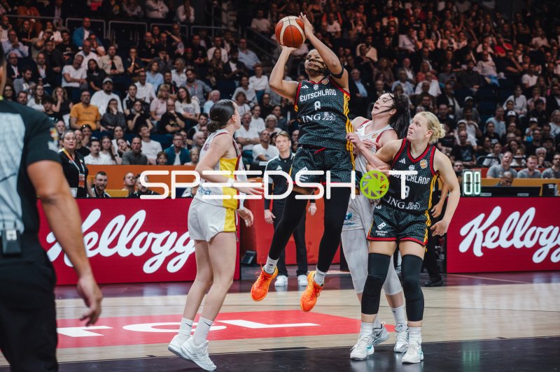 Nyara Sabally (#8; Deutschland) beim Sprungwurf gegen Spanien