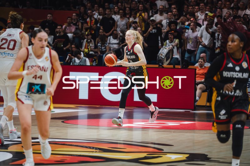 Frieda Bühner (#20; Deutschland) mit Ball im Angriff gegen Spanien