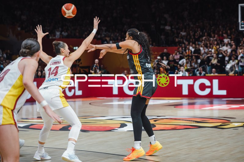Raquel Carrera (#14; Spain) im Zweikampf gegen Deutschland-Spielerin