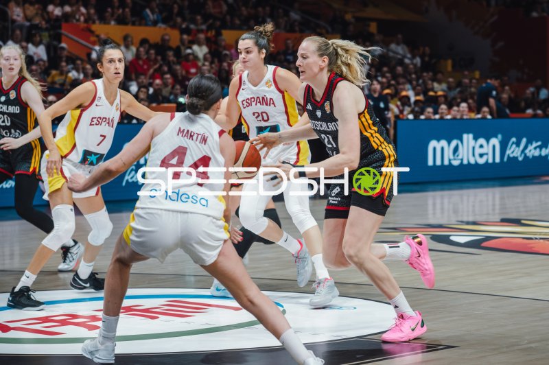 Marie Gülich (#21; Deutschland) im Zweikampf gegen Spanien in der Uber Arena