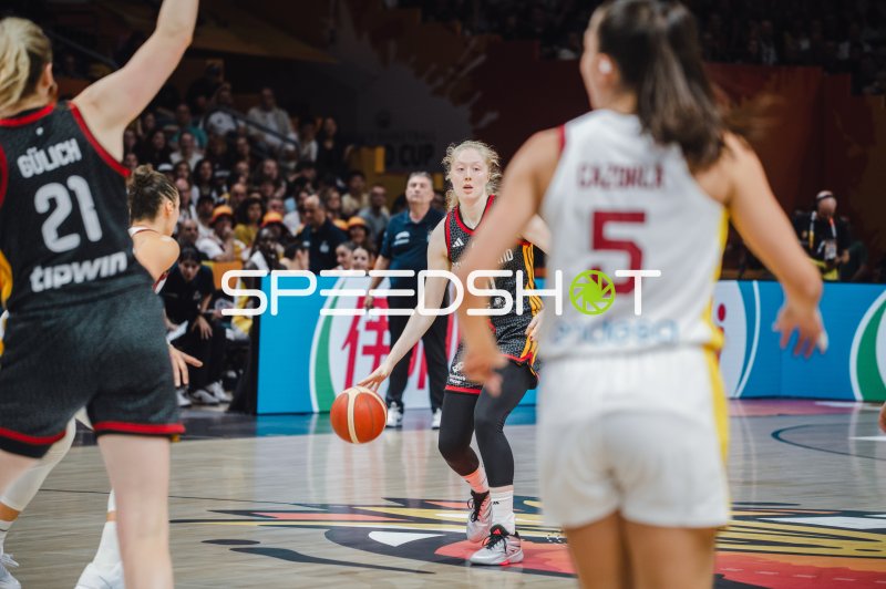 Frieda Bühner (#20; Deutschland) beim Dribbling gegen Spanien