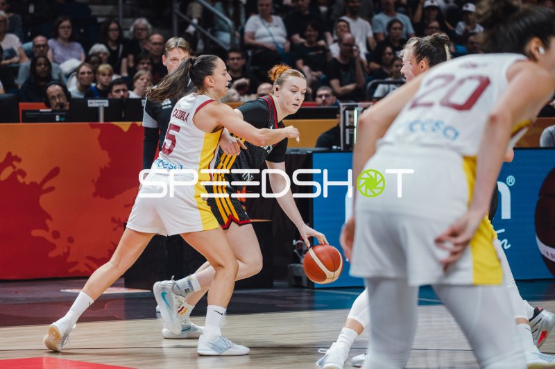 Maite Cazorla (#5; Spain) im Zweikampf gegen Deutschland