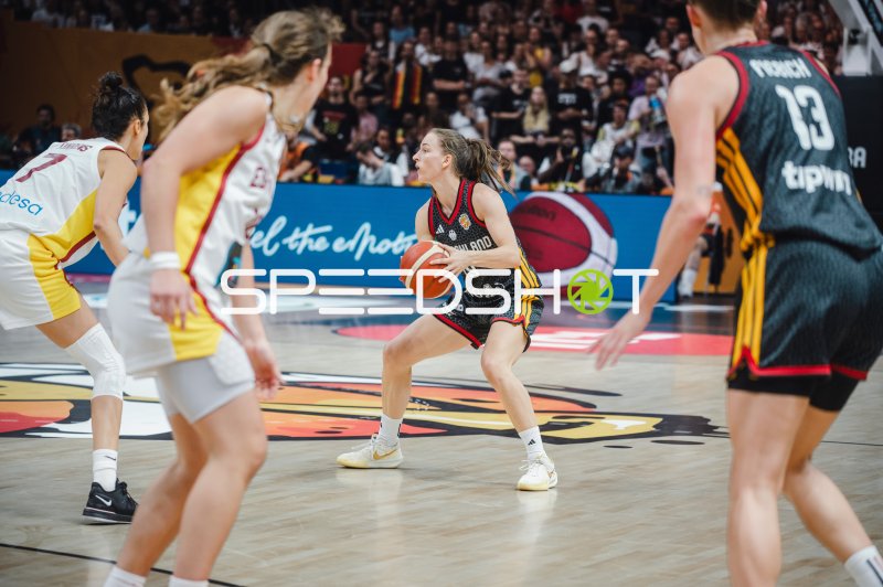 Alexis Peterson (#1; Deutschland) im Ballbesitz gegen Spanien