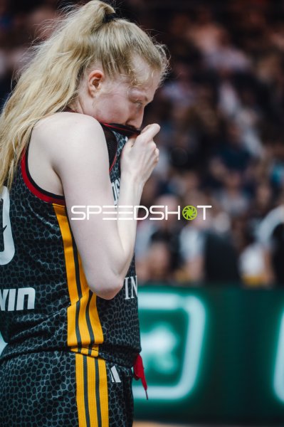 Deutsche Basketballerin beißt ins Trikot – emotionaler Moment in der Uber Arena