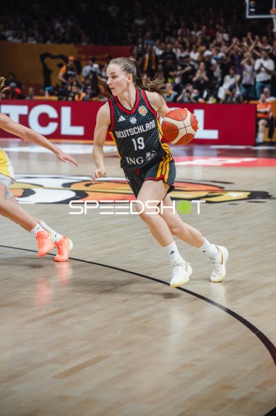 Deutschland #19 im Dribbling gegen Spain in der Uber Arena