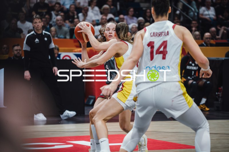 Raquel Carrera (#14; Spain) und Deutschland im Zweikampf um den Ball