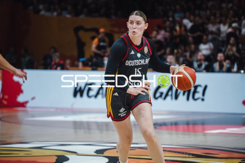 Luisa Geiselsöder (#15; Deutschland) beim Dribbling in der Uber Arena